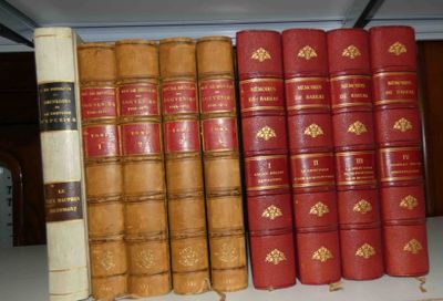 de nombreux livres qui se trouvent sur une étagère dans la pièce