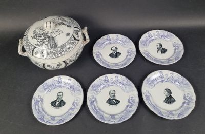 six assiettes bleues et blanches et un bol sur lequel est représenté un homme