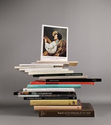plusieurs livres empilés sur une table