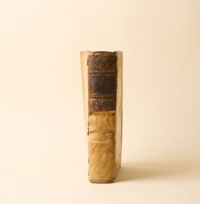 un vieux livre posé sur une table
