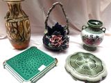 de nombreux vases et autres objets disposés sur une table