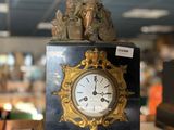 une horloge posée sur une table dans un magasin