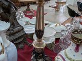 il y a de nombreux vases différents sur la table dans cette pièce