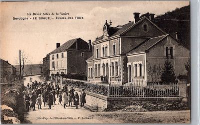 beaucoup de gens qui marchent dans la rue sur cette vieille photo