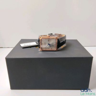une montre posée sur une boîte