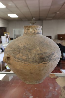 un vase posé sur une table dans une pièce