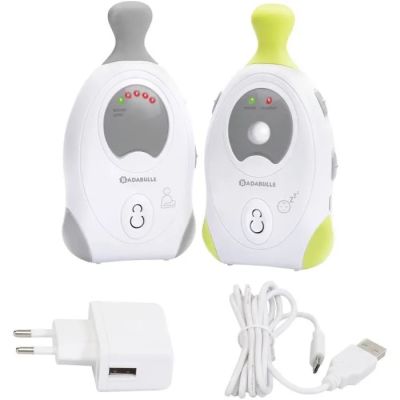 deux babyphones électroniques blancs et verts et un chargeur