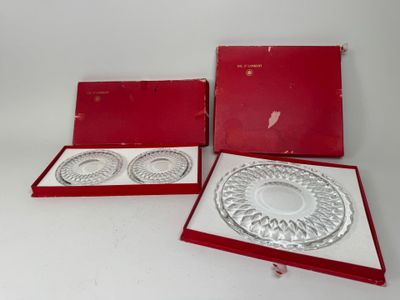 deux assiettes en argent dans une boîte rouge et une assiette en argent dans une boîte rouge