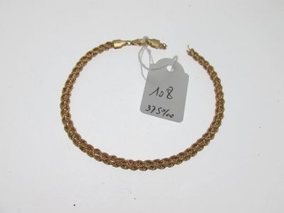 Gros plan sur un bracelet en chaîne en or portant une étiquette