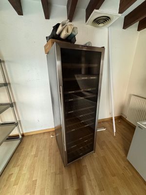 une photo d'un réfrigérateur dans une pièce avec un parquet