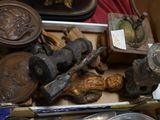 une boîte remplie de vieux objets posée sur une table