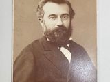 une vieille photo d'un homme barbu