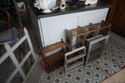 beaucoup de chaises et une table dans la cuisine