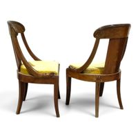 Paire de CHAISES de forme gondole en acajou sculpté et moulu… (photo 2)