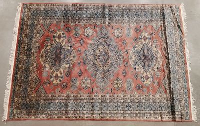 un tapis rouge et bleu à motifs