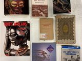 Plusieurs livres sont disposés sur une surface blanche