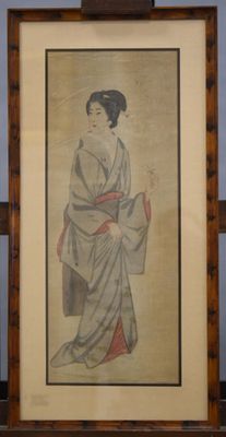 Une vieille photo représentant une femme en kimono est accrochée au mur.