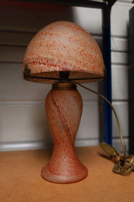 une lampe posée sur une table dans une pièce
