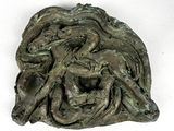 une sculpture en bronze représentant une femme et un cheval