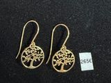 une paire de boucles d'oreilles en or ornées d'un arbre