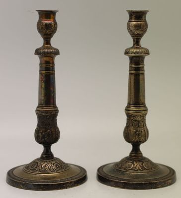 Paire de bougeoirs en bronze argenté à décor de palmettes, f…