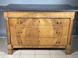 une commode en bois avec un plateau en marbre