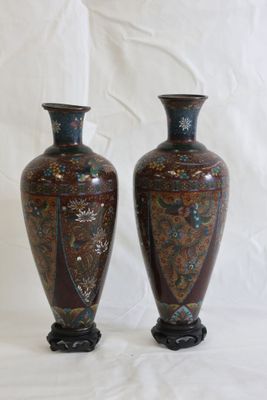 Paire de vases en émaux cloisonnés polychromes d'oiseux fant…