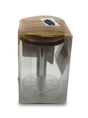 une boîte en plastique transparent avec un couvercle en bois, sur fond blanc