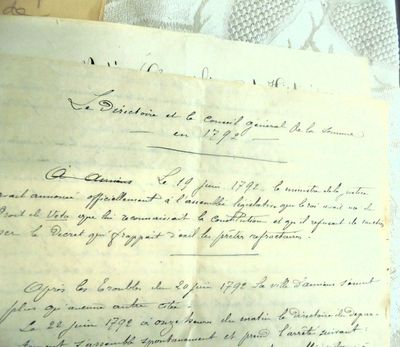 un gros plan d'un morceau de papier sur lequel on a écrit