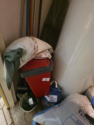 une valise rouge posée par terre à côté d'une autre valise rouge