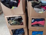 plusieurs cartons empilés les uns sur les autres dans un entrepôt