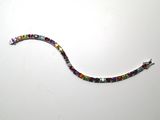 un bracelet composé de perles de verre multicolores sur un fond blanc