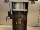 une machine qui se trouve sur une étagère dans une pièce