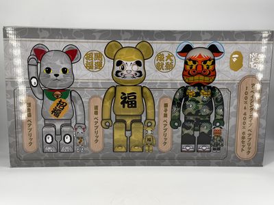 BEARBRICKS X BAPE LION DANCE. Coffret de figurines.