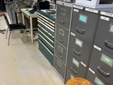 de nombreux classeurs dans une pièce comportant de nombreux tiroirs