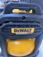 Un compresseur portatif DEWALT CORDLESS 10 Litres 18VXR de 2… (photo 3)
