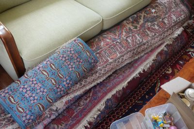 une photo d'un salon avec un canapé et un tapis