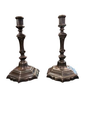 paire de bougeoirs anciens en bronze sur des socles en marbre