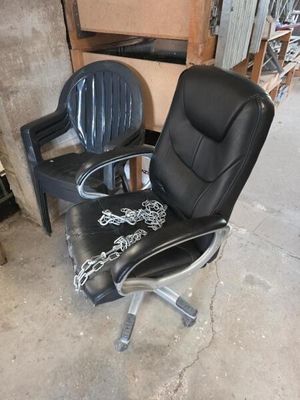 une chaise de bureau noire et une chaise noire dans un garage