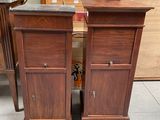 paire de tables de chevet anciennes en bois avec plateau en marbre
