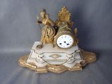 une horloge posée sur une table