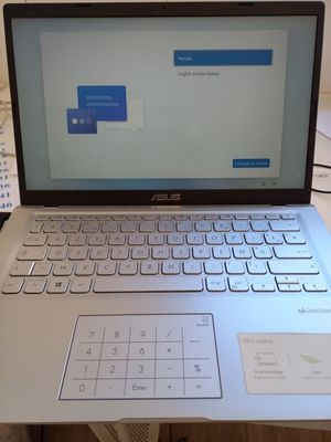 un ordinateur portable posé sur un bureau, avec un clavier