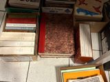 une pile de livres posée par terre à côté d'une autre pile de livres