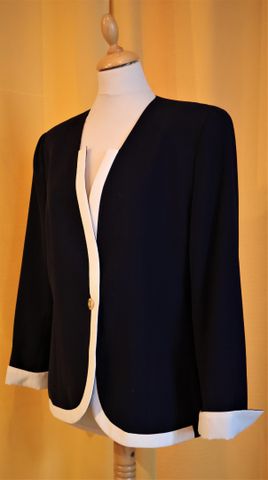 BURBERRYS’ – Jolie Veste blazer bleu marine et bande blanche. Dou...