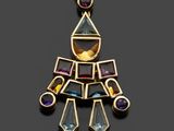 un pendentif en verre doré et multicolore orné d'une figurine