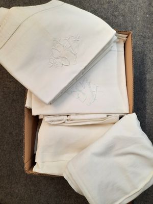 une boîte remplie de serviettes blanches pliées et un chapeau