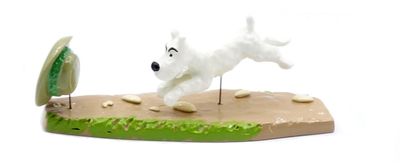 une figurine représentant un chien qui court sur le sol