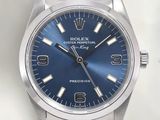 une montre dotée d'un cadran bleu