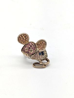 une image montrant un gros plan d'une bague sur laquelle se trouve une souris