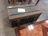 une malle posée sur une table dans une pièce